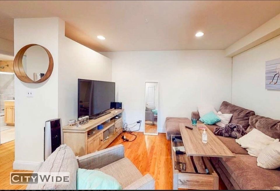 1st image of 525 E 13th St #3R