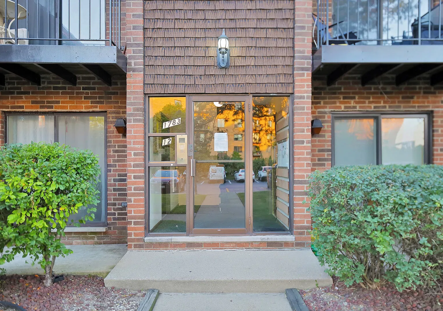 2 bed, 2.0 bath, 1100 sqft, $1,995 — Photo 2
