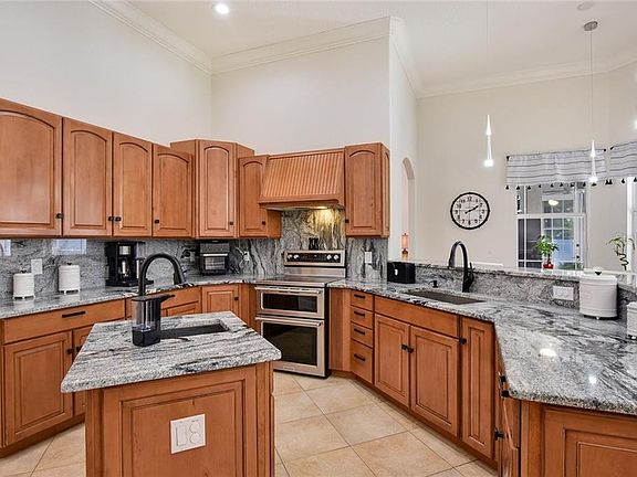 5th image of 720 W Lorraine Dr