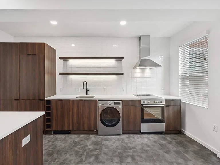 Serenade Apartments — Photo 3