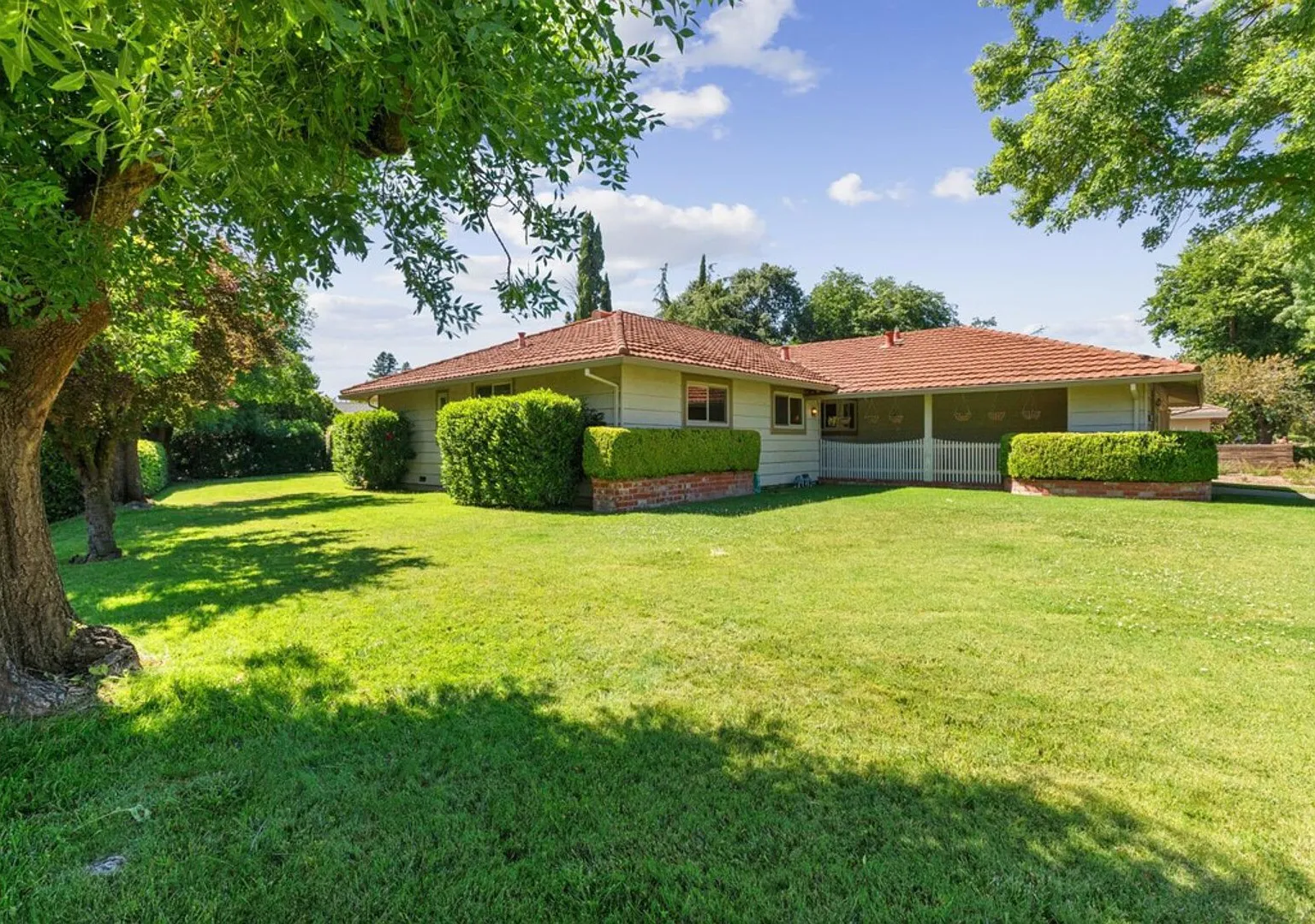 Elegant 4 bedroom home - Comfort in Serene Location — Photo 1