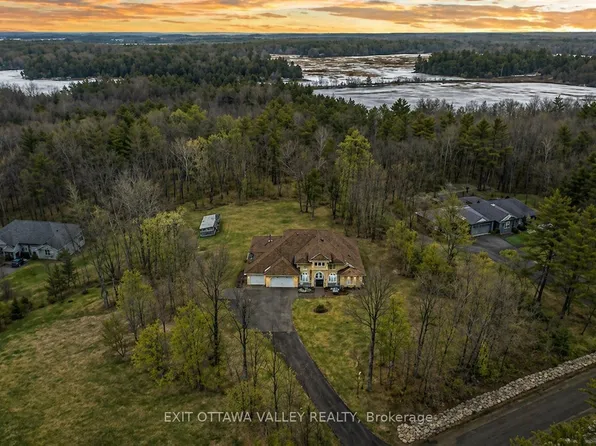 740 Walford Rd, Laurentian Valley, ON K8A 6W5
