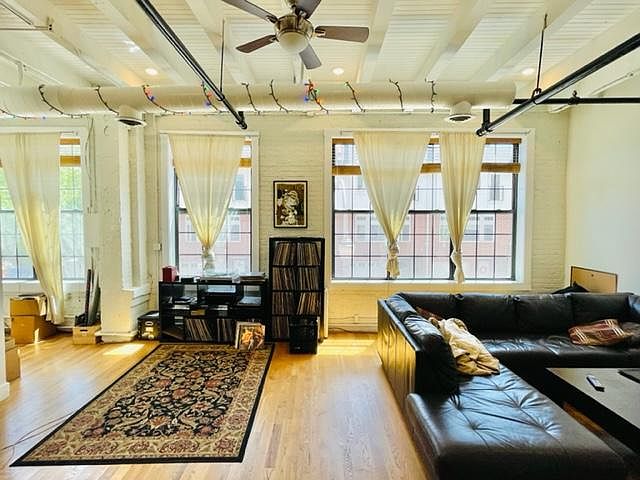 1st image of 1049 N Paulina St APT 2C