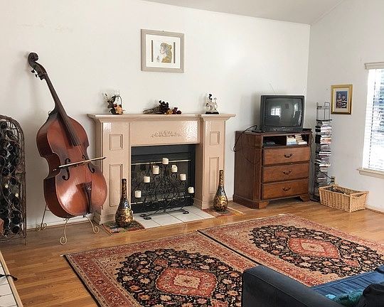 5th image of 2561 Mayfield Ave