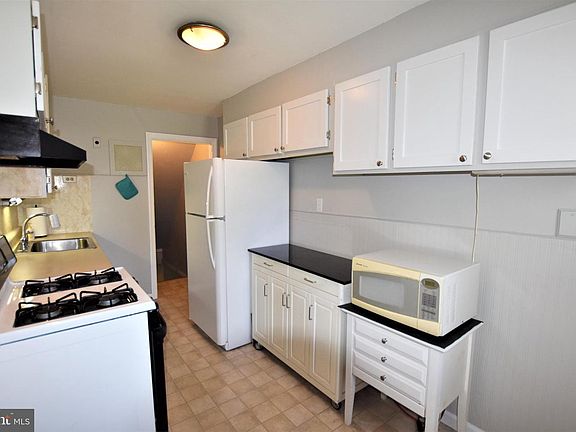 5th image of 3040 W Court Ave