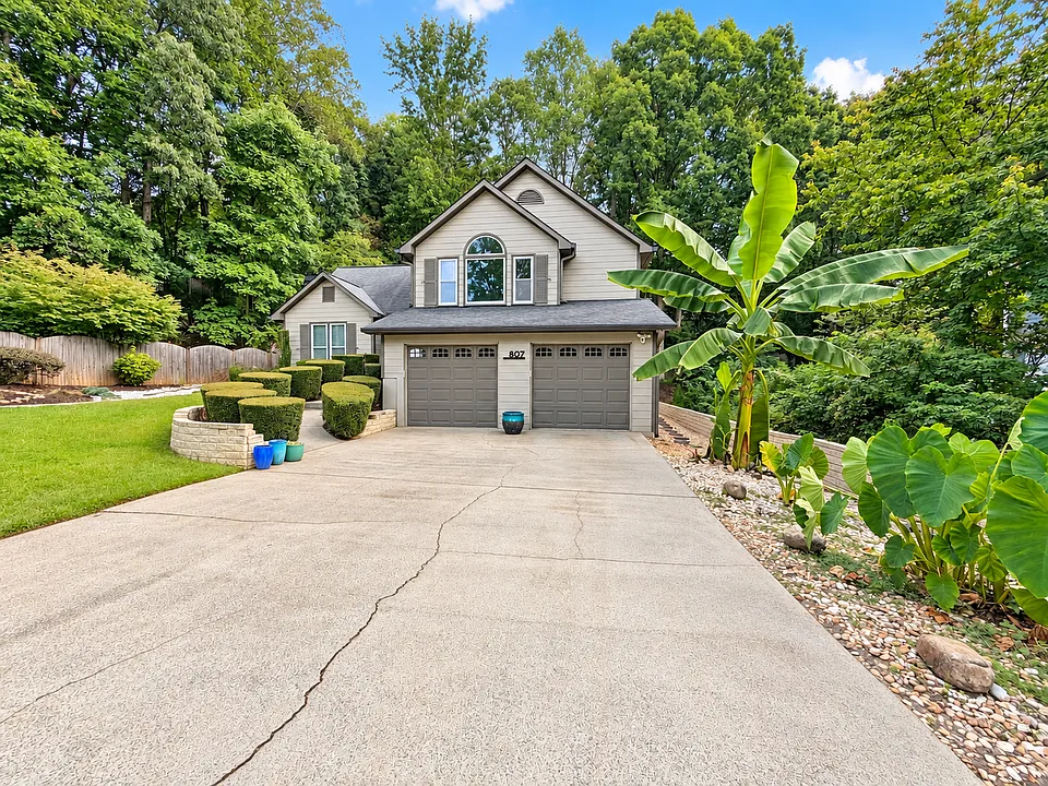 807 Arbor Forest Pl SW
