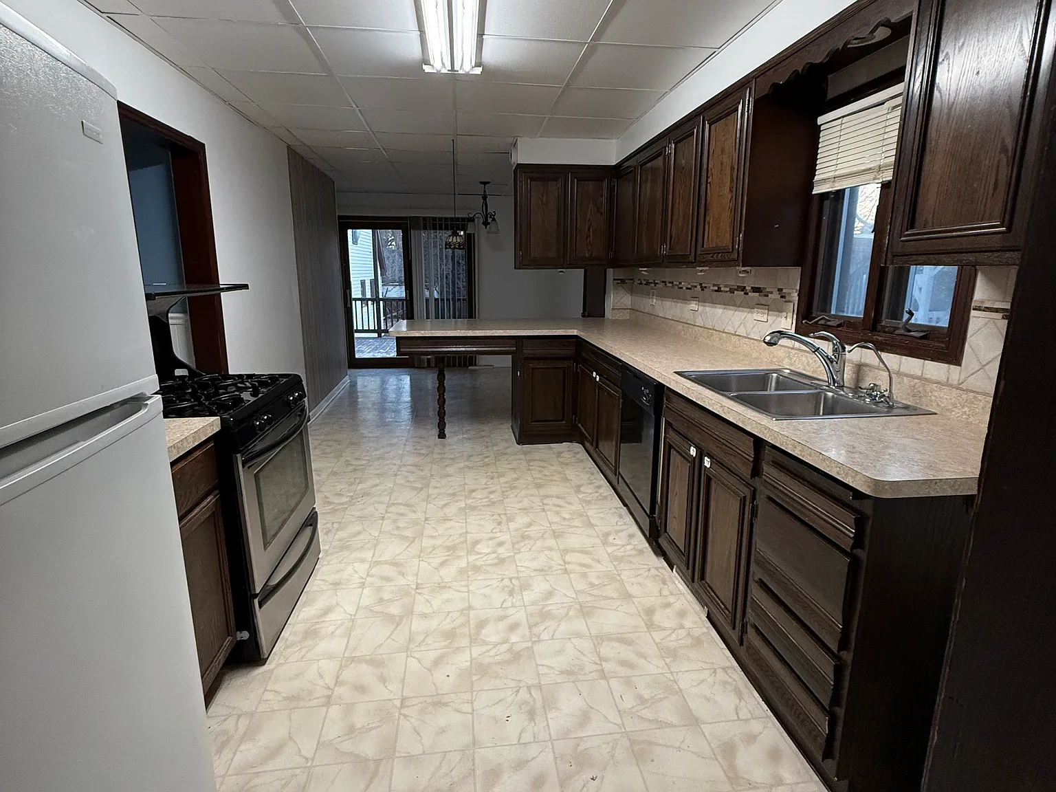 3 bed, 1300 sqft, $2,100 — Photo 3