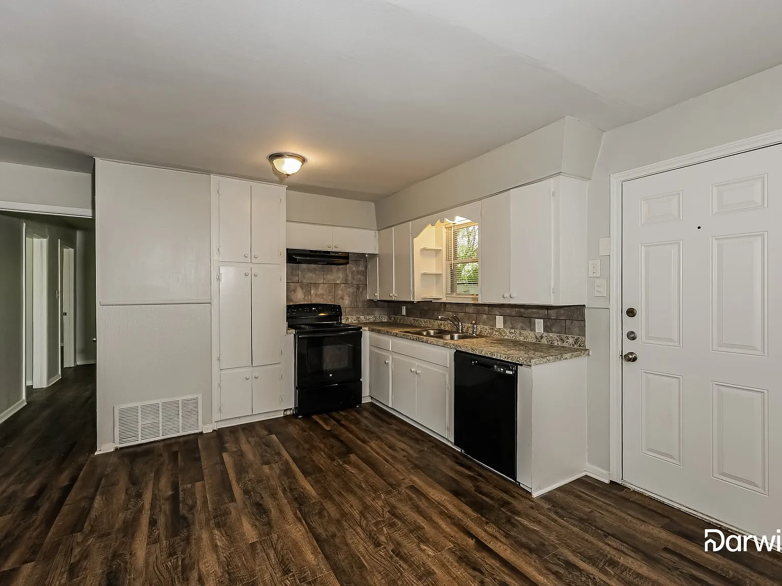 3 bed, 1.0 bath, 1152 sqft, $1,670 — Photo 3