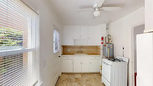 Classic 2 Bedroom Apt w/ Washer / Dryer in Great Downtown Complex! Photo 1
