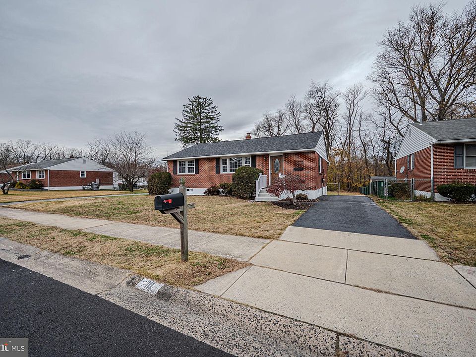 1st image of 10 Sheffield Manor Dr