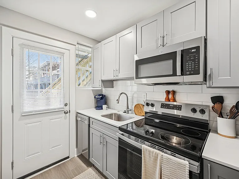 Renovated Studio in 2621 Stuart Ave
