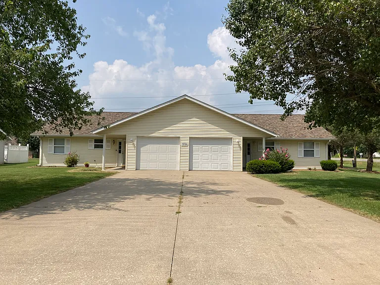 1400 Roberta Dr — Photo 2
