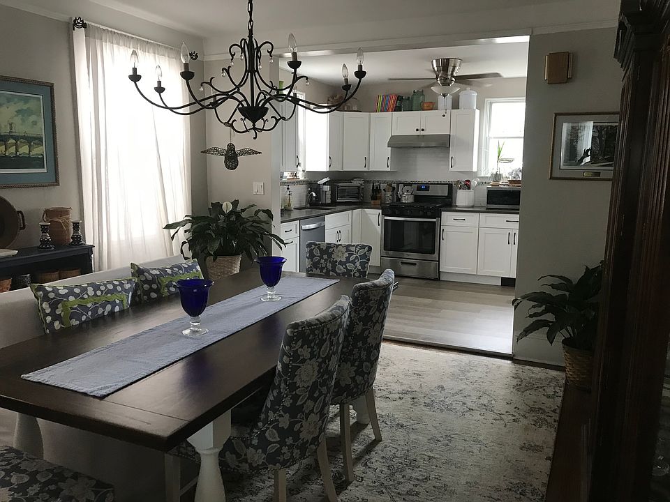 Elegant Dining room - open flow to kitchen
