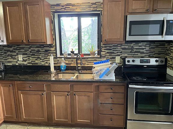 3rd image of 11 Fox Glove Ln