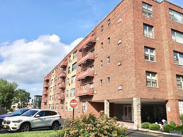 1st image of 275 Hoym St APT 3D