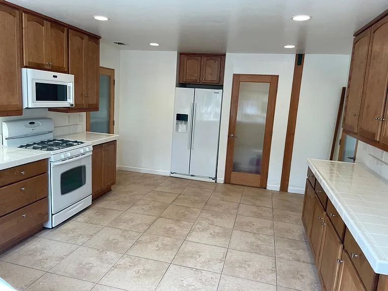 1646 Maple Ave — Photo 4