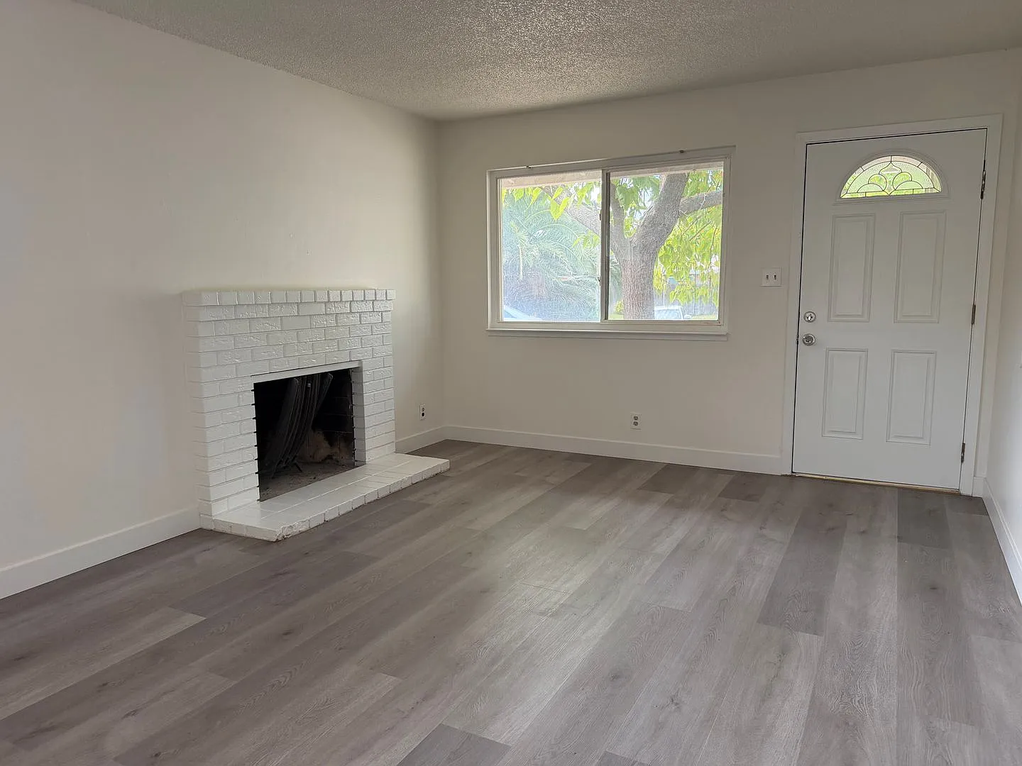 Recently Renovated 1050 soft. 3 Bedroom 2 Bathroom 1/2 Plex In Rancho Cordova For Rent — Photo 4