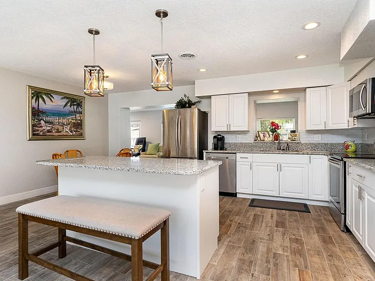 1052 Pine Tree Dr — Photo 6