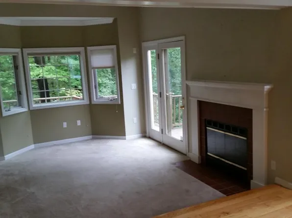 8 Rosewood Ln #10D, Hopkinton, MA 01748