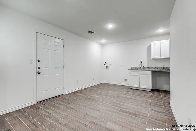 1835 W Poplar #402 — Photo 5