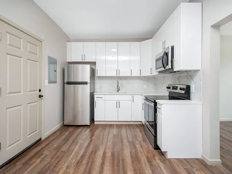 479 Farmington Ave #205 — Photo 3
