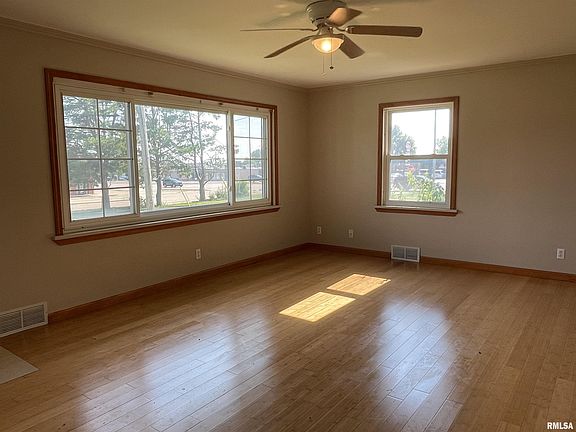 3rd image of 619 W Somerset Ln