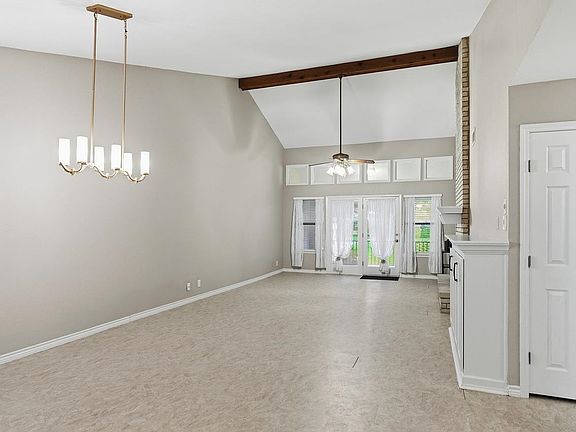 4th image of 112 Hackberry Ln APT 10