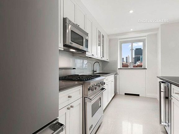 4th image of 200 E 66th St APT C1605