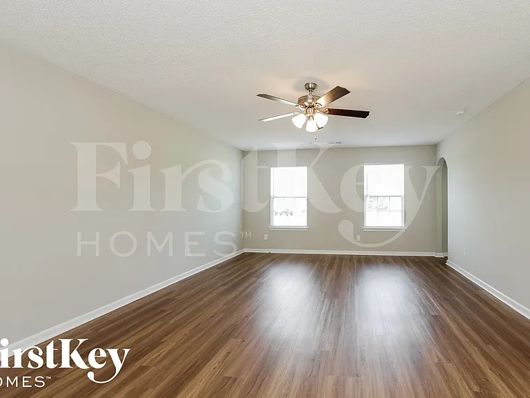 1102 Eastwood Dr — Photo 2