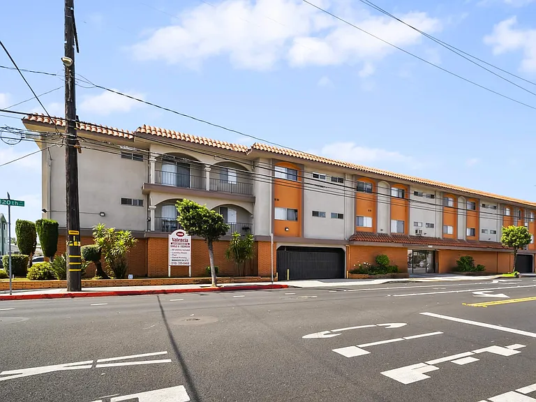 Valencia Apartments — Photo 11