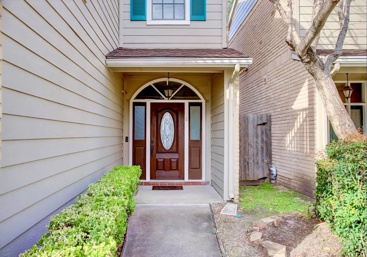 Building Photo - 2220 Bering Dr #6