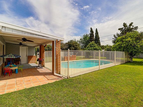 Pool & Covered Patio