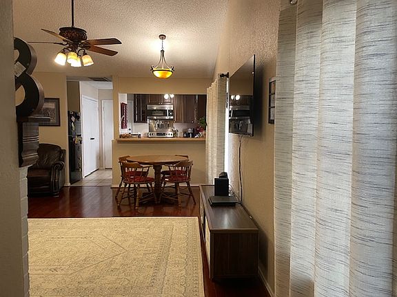 3rd image of 402 E Ash Ln