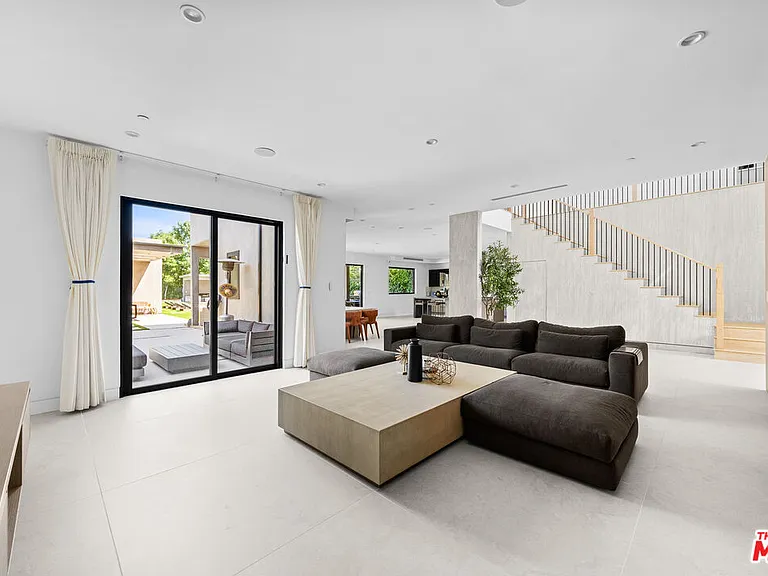 5826 Corbin Ave — Photo 8