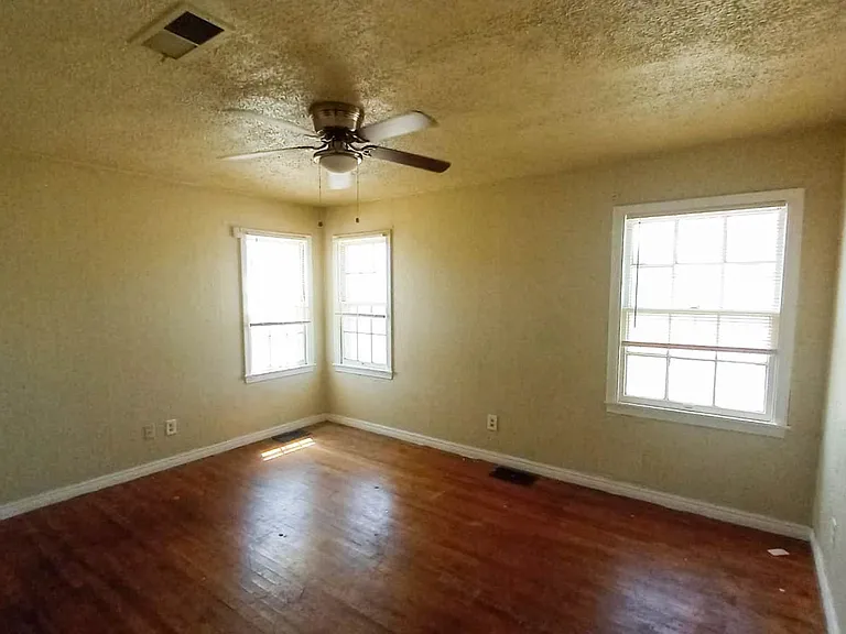1225 W Garza St — Photo 9
