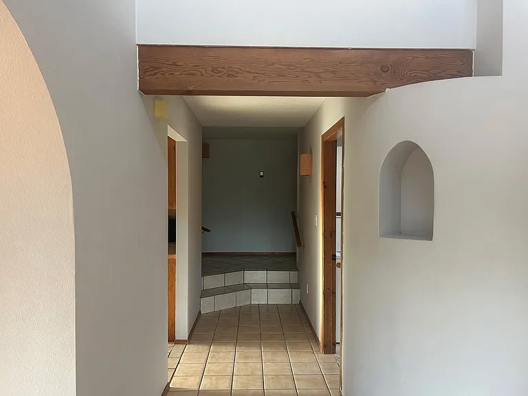 Entry Way view into Hallway to Bedrooms/Kitchen/Laundry