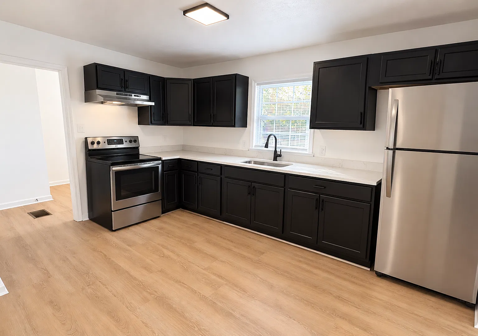 3 Bed, 1.5 Bath $1375 — Photo 2
