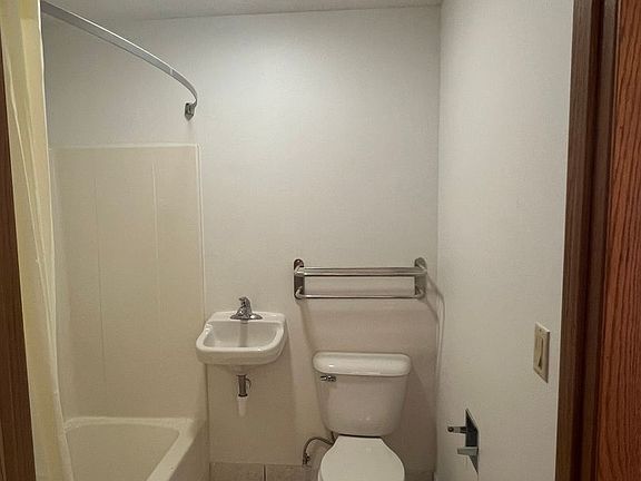 4th image of 1521 S G Ave #203