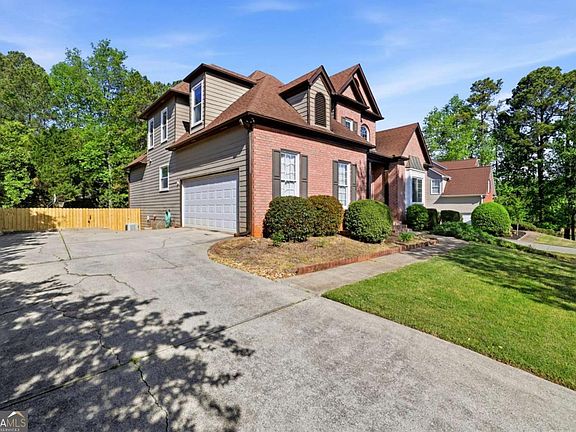 3rd image of 1015 Windhaven Dr