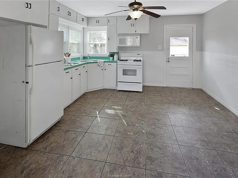 1504 Baker Ave — Photo 6