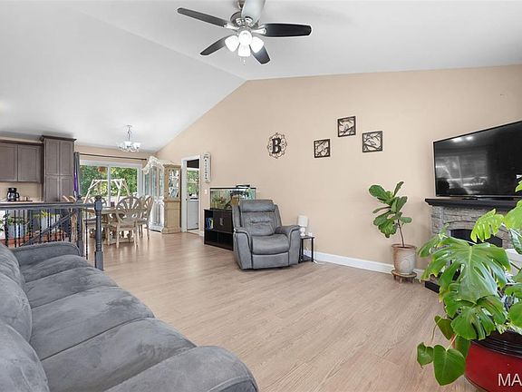4th image of 130 Village Circle Dr