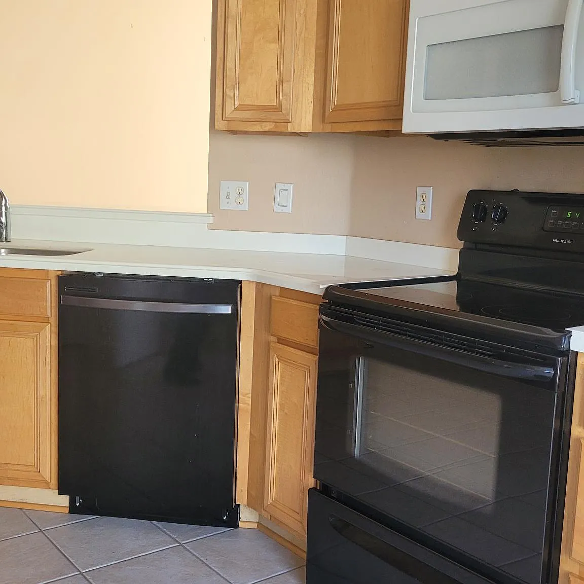 170 Richmond Dr — Photo 2