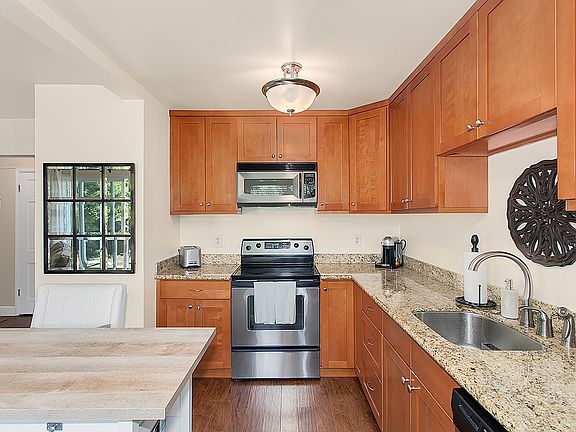 3rd image of 115 100th Ave NE APT 105