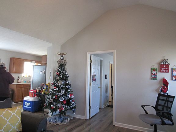 5th image of 119 E Airport Dr
