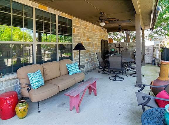 2nd image of 2633 Stoneleigh Cir