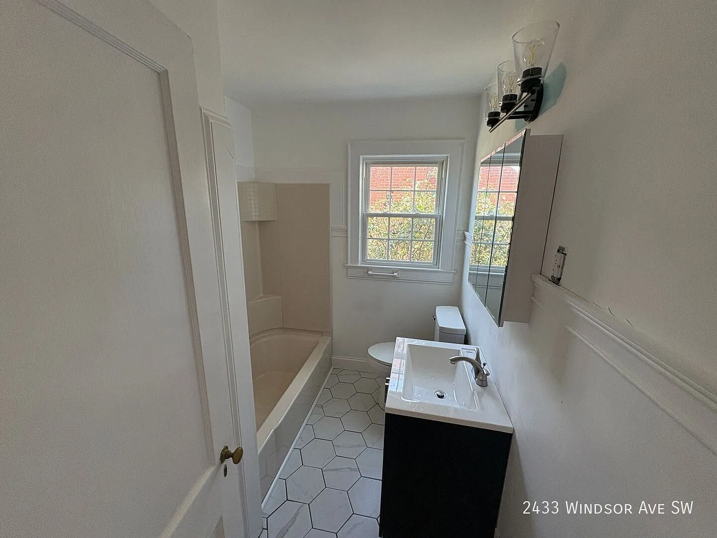 Beautifully Updated Home with Modern Finishes & Spacious Backyard! 4 Bedroom 1 Bath — Photo 4