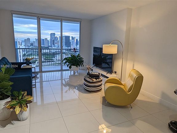 3rd image of 1750 N Bayshore Dr APT 4006