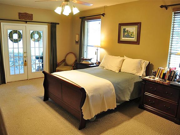 3rd image of 127 Lakeview Dr