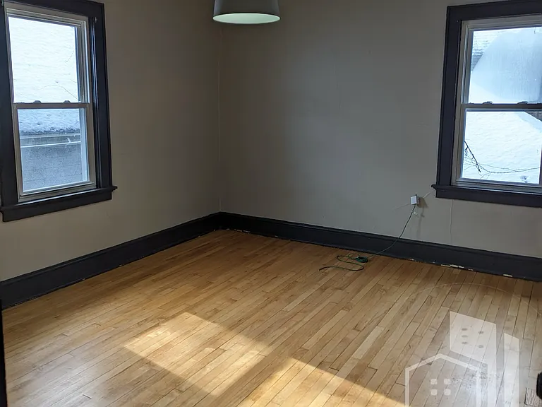 205 W Ring St #B — Photo 2