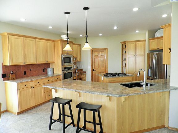 5th image of 12 Carriage Hill Ct